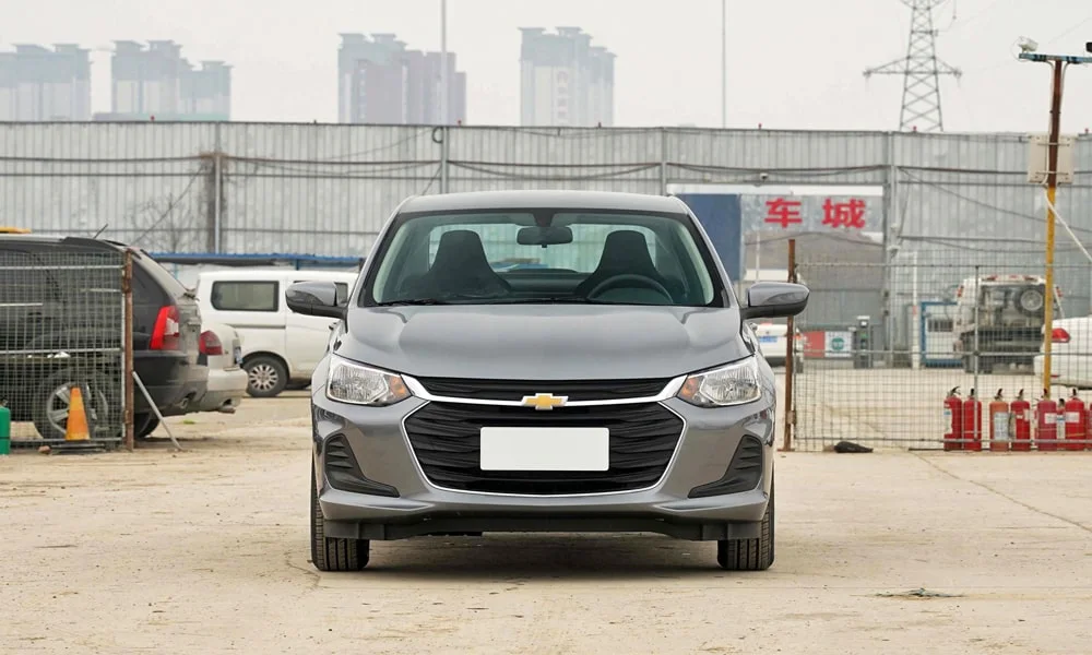 Фото Chevrolet Onix (2024) — вид спереди, фото 5. Анфас: пропорции капота, посадка кузова и графика ходовых огней. Дневные ходовые огни включаются автоматически с запуском Chevrolet Onix (2024) — вид спереди, фото 5
