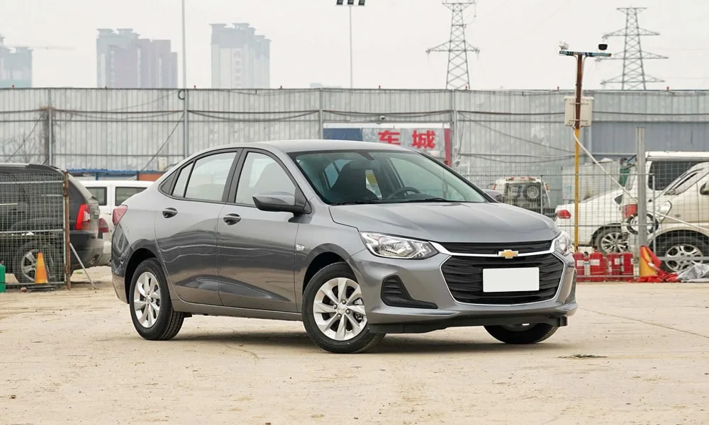 Фото Chevrolet Onix (2024) — вид спереди, фото 6. Кузов в сером цвете: рисунок оптики и решётки задаёт узнаваемое «лицо» модели Chevrolet Onix (2024) — вид спереди, фото 6