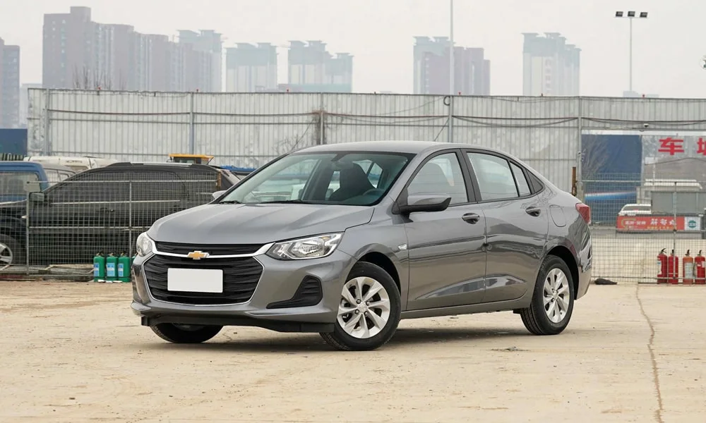 Фото Chevrolet Onix (2024) — вид спереди, фото 7. Передок в сером исполнении — крупная светотехника и выразительный бампер Chevrolet Onix (2024) — вид спереди, фото 7
