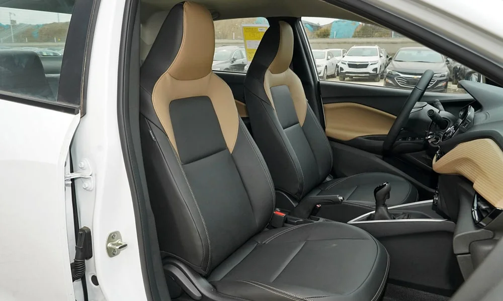 Фото Chevrolet Onix (2024) — передние сиденья. Профиль кресел: боковая поддержка и подголовники. Регулировки с памятью возвращают кресло под водителя одним нажатием — у версий с электроприводом Chevrolet Onix (2024) — передние сиденья