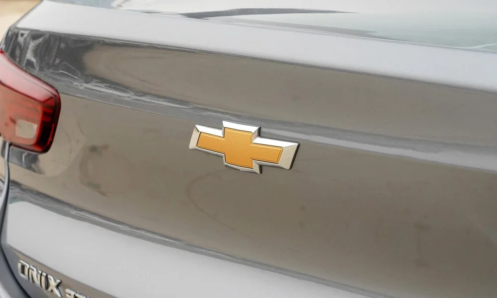 Фото Chevrolet Onix (2024) — интерьер, фото 3. Общий план салона: архитектура панели, консоль и кресла. Светлая гамма зрительно расширяет салон, тёмная — практичнее в уходе Chevrolet Onix (2024) — интерьер, фото 3