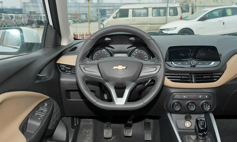 Фото Chevrolet Onix (2024) — руль. Обшивка обода и компоновка спиц крупным планом. Правильная посадка: руки на «9 и 3», приборы читаются поверх обода Chevrolet Onix (2024) — руль