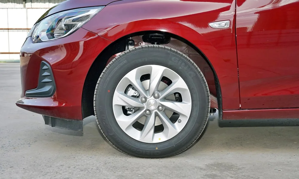 Фото Chevrolet Onix (2024) — колесо и диск. Аэродинамический дизайн колеса снижает расход на трассе Chevrolet Onix (2024) — колесо и диск
