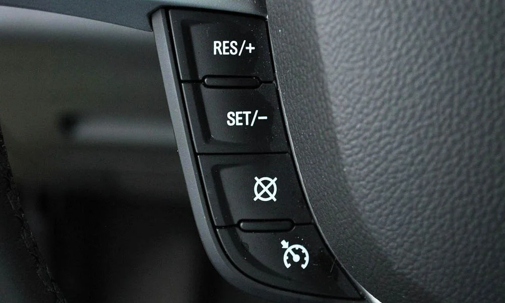 Фото Chevrolet Spark — кнопки управления. Блок клавиш управления крупным планом. Подсветка символов ночью — деталь, которую замечаешь каждый вечер Chevrolet Spark — кнопки управления