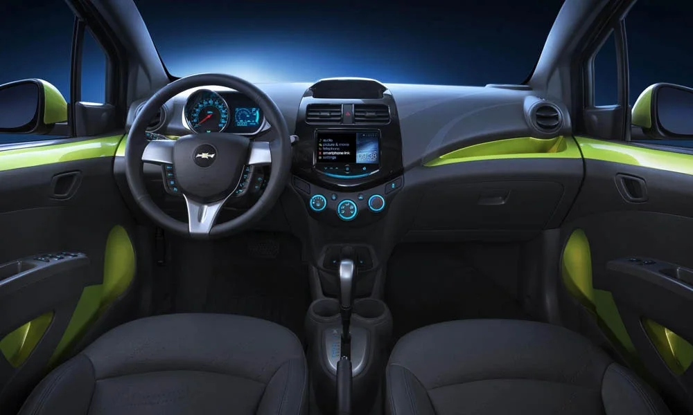 Фото Chevrolet Spark — передняя панель. Компоновка экранов, дефлекторов и консоли. Мягкие материалы верхнего яруса и вставки задают уровень интерьера Chevrolet Spark — передняя панель