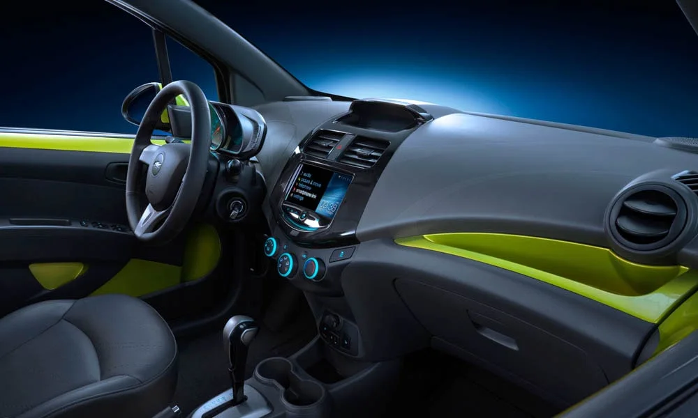 Фото Chevrolet Spark — передняя панель, фото 2. Компоновка экранов, дефлекторов и консоли Chevrolet Spark — передняя панель, фото 2