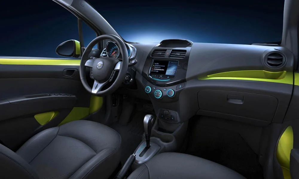 Фото Chevrolet Spark — передняя панель, фото 3. Компоновка экранов, дефлекторов и консоли. Мягкие материалы верхнего яруса и вставки задают уровень интерьера Chevrolet Spark — передняя панель, фото 3