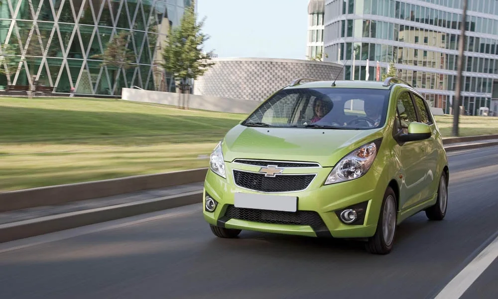 Фото Chevrolet Spark — вид спереди, фото 4. Кузов в зелёном цвете: рисунок оптики и решётки задаёт узнаваемое «лицо» модели Chevrolet Spark — вид спереди, фото 4