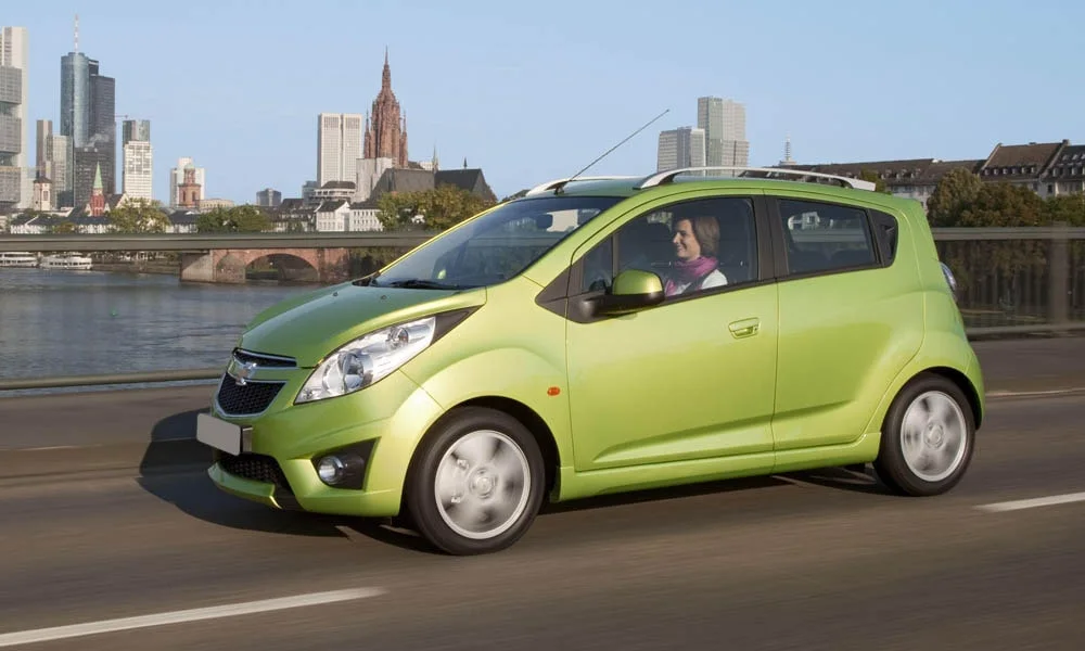 Фото Chevrolet Spark — вид спереди, фото 5. Анфас: пропорции капота, посадка кузова и графика ходовых огней. Рисунок ходовых огней — подпись модели, по нему её узнают в потоке Chevrolet Spark — вид спереди, фото 5
