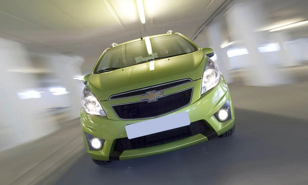 Фото Chevrolet Spark — вид спереди, фото 6. Оптика, решётка и бампер — первое впечатление о модели. Рисунок ходовых огней — подпись модели, по нему её узнают в потоке Chevrolet Spark — вид спереди, фото 6