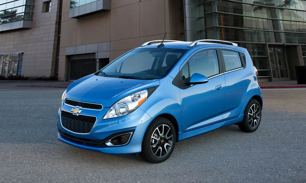 Фото Chevrolet Spark — вид спереди, фото 7. Передок в синем исполнении — крупная светотехника и выразительный бампер. Дневные ходовые огни включаются автоматически с запуском Chevrolet Spark — вид спереди, фото 7