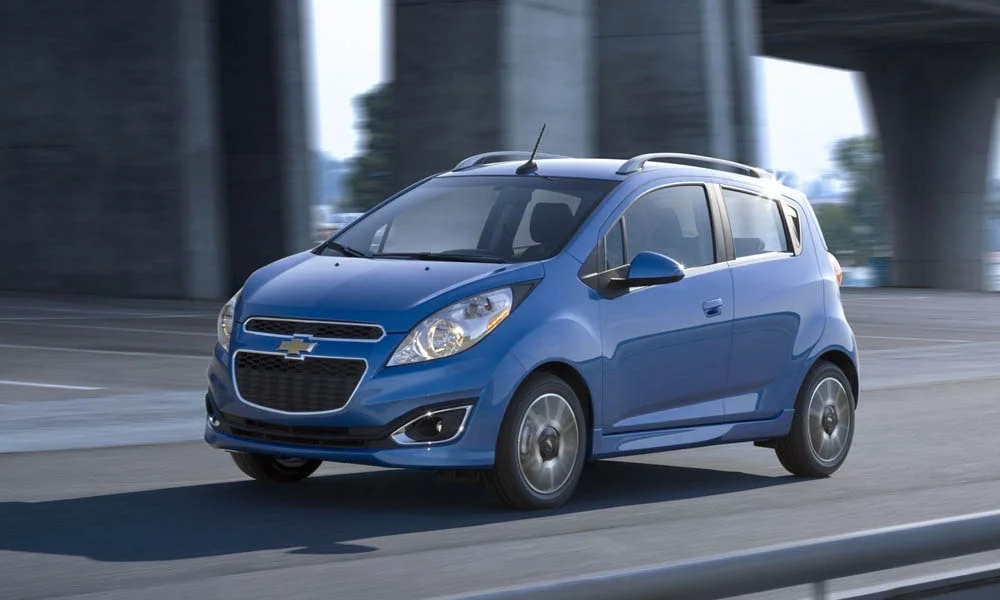 Фото Chevrolet Spark — вид спереди, фото 8. Синий кузов, строгая симметрия оптики — базовый ракурс знакомства с дизайном. Дневные ходовые огни включаются автоматически с запуском Chevrolet Spark — вид спереди, фото 8