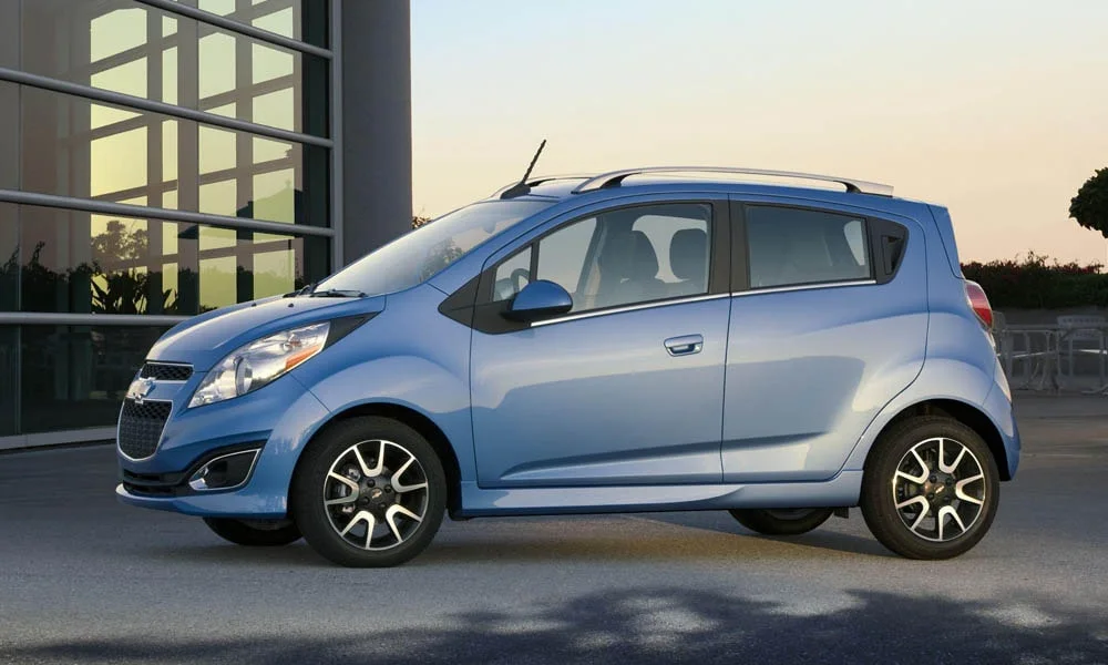Фото Chevrolet Spark — вид спереди, фото 9. Синий кузов, строгая симметрия оптики — базовый ракурс знакомства с дизайном. Рисунок ходовых огней — подпись модели, по нему её узнают в потоке Chevrolet Spark — вид спереди, фото 9