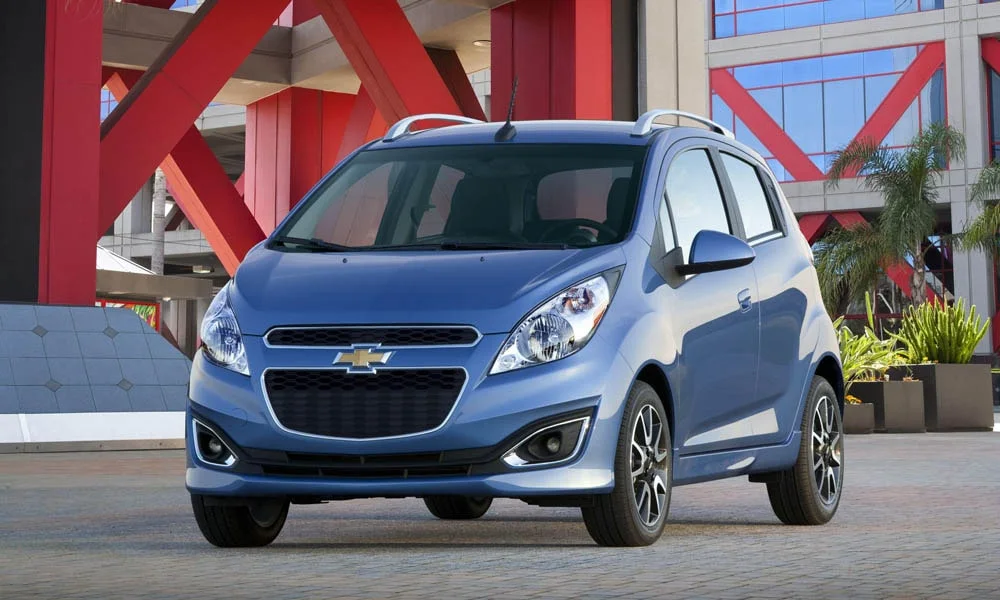 Фото Chevrolet Spark — вид спереди, фото 10. Оптика, решётка и бампер — первое впечатление о модели. Рисунок ходовых огней — подпись модели, по нему её узнают в потоке Chevrolet Spark — вид спереди, фото 10