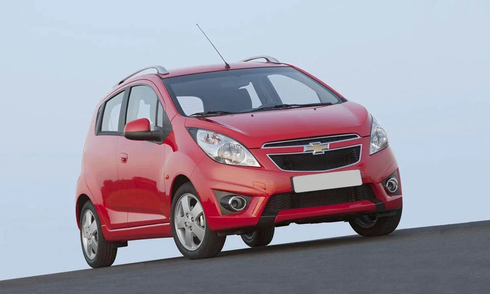 Фото Chevrolet Spark — вид спереди, фото 11. Передок в красном исполнении — крупная светотехника и выразительный бампер. Рисунок ходовых огней — подпись модели, по нему её узнают в потоке Chevrolet Spark — вид спереди, фото 11