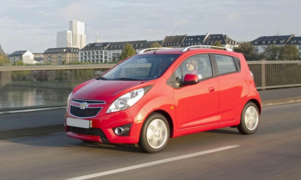 Фото Chevrolet Spark — вид спереди, фото 12. Анфас: пропорции капота, посадка кузова и графика ходовых огней. Дневные ходовые огни включаются автоматически с запуском Chevrolet Spark — вид спереди, фото 12