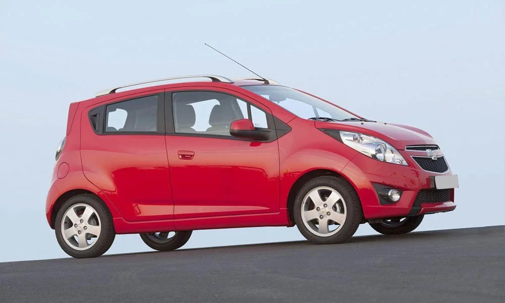 Фото Chevrolet Spark — вид спереди, фото 13. Передок в красном исполнении — крупная светотехника и выразительный бампер. Дневные ходовые огни включаются автоматически с запуском Chevrolet Spark — вид спереди, фото 13