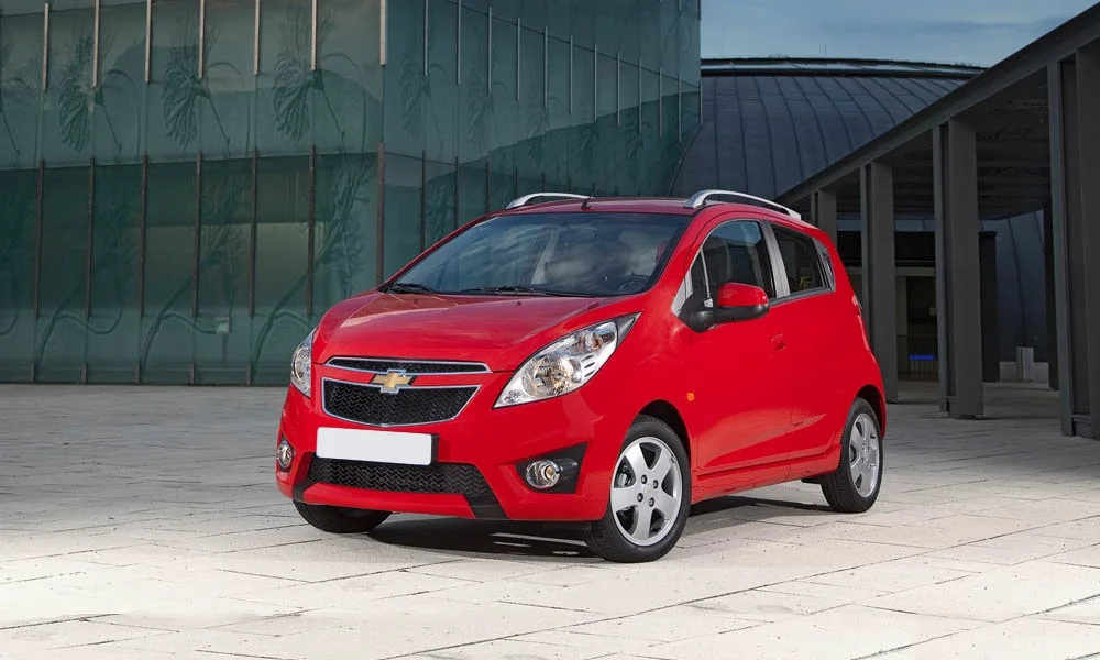 Фото Chevrolet Spark — вид спереди, фото 14. Кузов в красном цвете: рисунок оптики и решётки задаёт узнаваемое «лицо» модели. Дневные ходовые огни включаются автоматически с запуском Chevrolet Spark — вид спереди, фото 14
