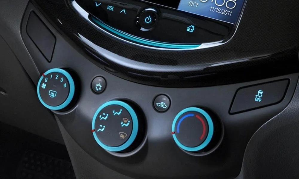 Фото Chevrolet Spark — приборная панель. Экран приборов за рулём — вся ходовая информация перед глазами. Компоновка приборов настраивается в меню у большинства версий Chevrolet Spark — приборная панель