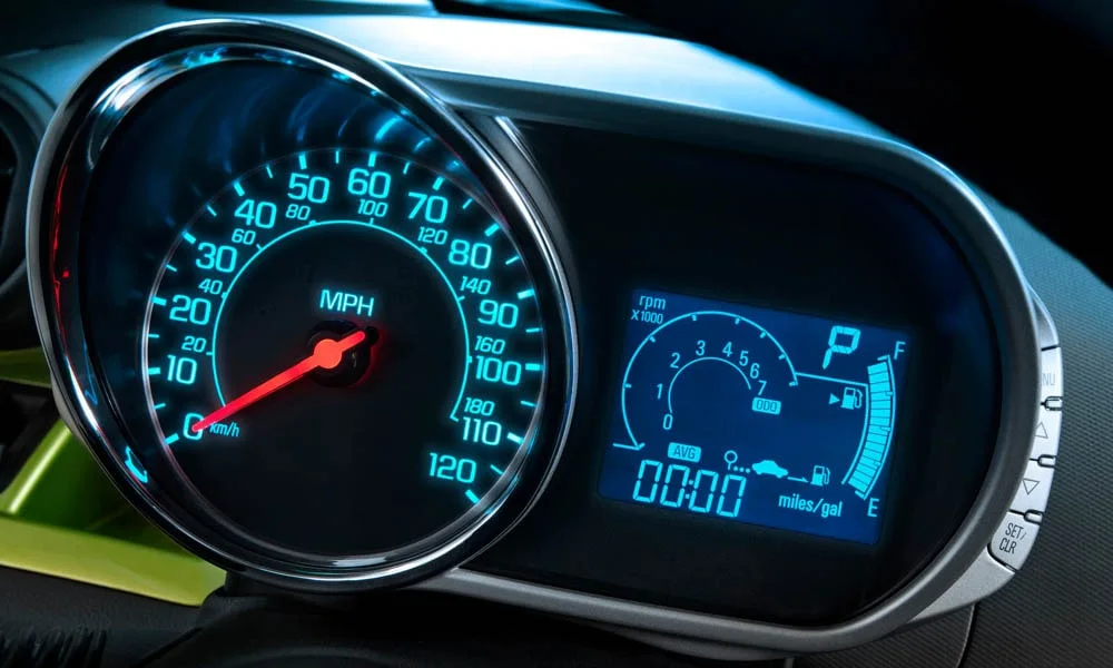 Фото Chevrolet Spark — приборная панель, фото 2. Скорость, запас хода и подсказки ассистентов перед глазами. Запас хода и расход выводятся крупно — главные цифры ежедневных поездок Chevrolet Spark — приборная панель, фото 2