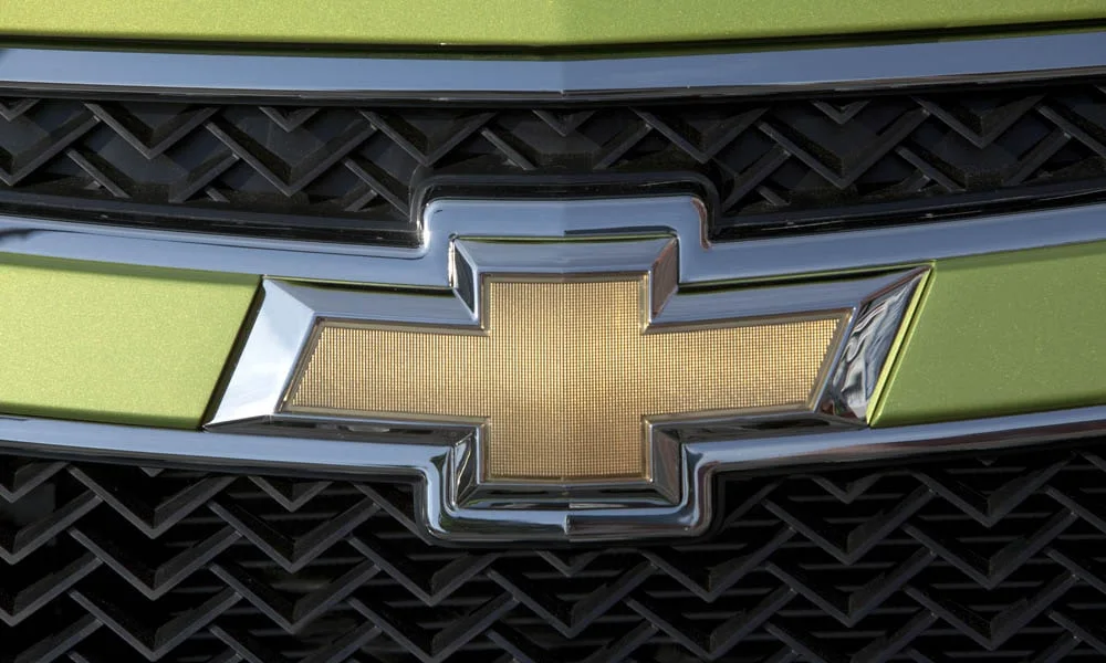 Фото Chevrolet Spark — решётка радиатора. Фирменный рисунок облицовки — визитная карточка марки. Активные жалюзи за решёткой закрываются на трассе ради аэродинамики — есть у ряда моделей Chevrolet Spark — решётка радиатора