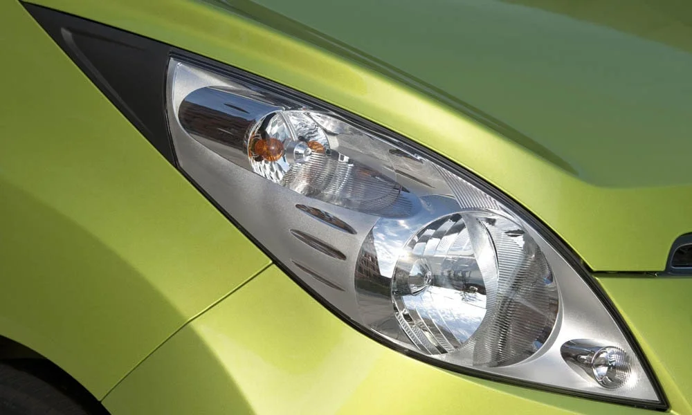 Фото Chevrolet Spark — передняя оптика. Начинка фары: модули ближнего и дальнего света, ходовые огни Chevrolet Spark — передняя оптика