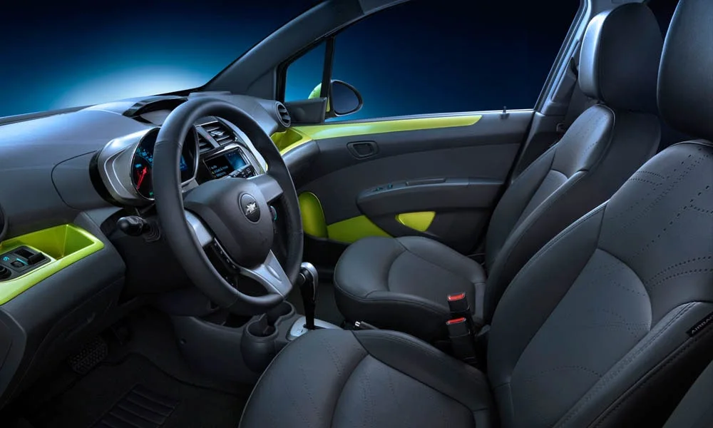 Фото Chevrolet Spark — интерьер. Общий план салона: архитектура панели, консоль и кресла Chevrolet Spark — интерьер