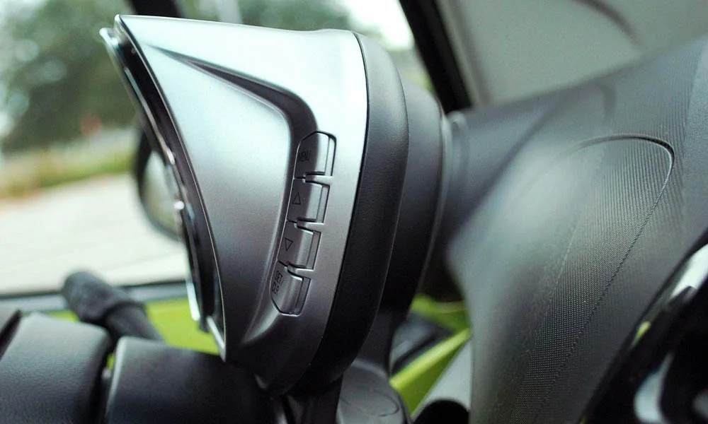 Фото Chevrolet Spark — интерьер, фото 2. Общий план салона: архитектура панели, консоль и кресла. Уровень отделки читается по стыкам панелей и мягким поверхностям в зонах касания Chevrolet Spark — интерьер, фото 2