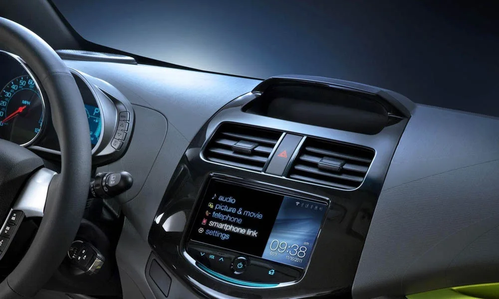 Фото Chevrolet Spark — интерьер, фото 3. Общий план салона: архитектура панели, консоль и кресла. Уровень отделки читается по стыкам панелей и мягким поверхностям в зонах касания Chevrolet Spark — интерьер, фото 3