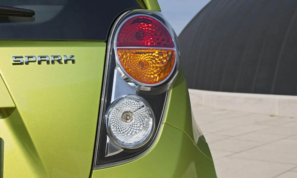 Фото Chevrolet Spark — вид сзади, фото 4. Корма в зелёном цвете: графика фонарей и пластика пятой двери. Насадки выхлопа или их имитация внизу бампера различают версии Chevrolet Spark — вид сзади, фото 4