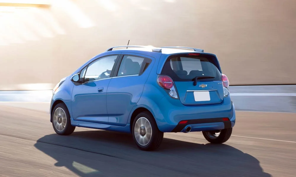 Фото Chevrolet Spark — вид сзади, фото 5. Графика фонарей, бампер и оформление пятой двери Chevrolet Spark — вид сзади, фото 5