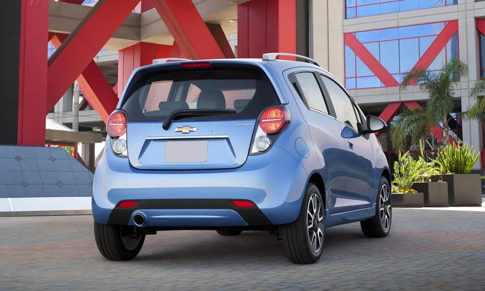 Фото Chevrolet Spark — вид сзади, фото 6. Синий кузов сзади — фонари и бампер определяют ночной образ модели. Светодиодная полоса или раздельные секции — задняя оптика стала главным украшением кормы Chevrolet Spark — вид сзади, фото 6