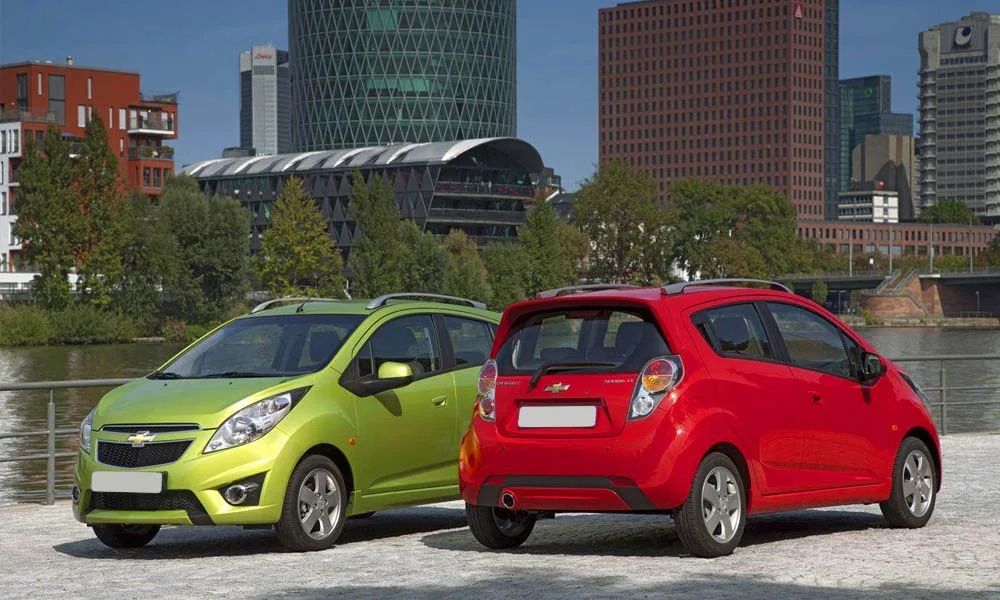 Фото Chevrolet Spark — вид сзади, фото 8. Графика фонарей, бампер и оформление пятой двери. Светодиодная полоса или раздельные секции — задняя оптика стала главным украшением кормы Chevrolet Spark — вид сзади, фото 8