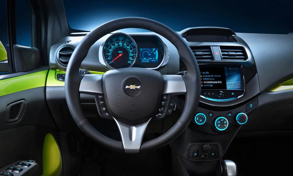 Фото Chevrolet Spark — руль. Обшивка обода и компоновка спиц крупным планом Chevrolet Spark — руль