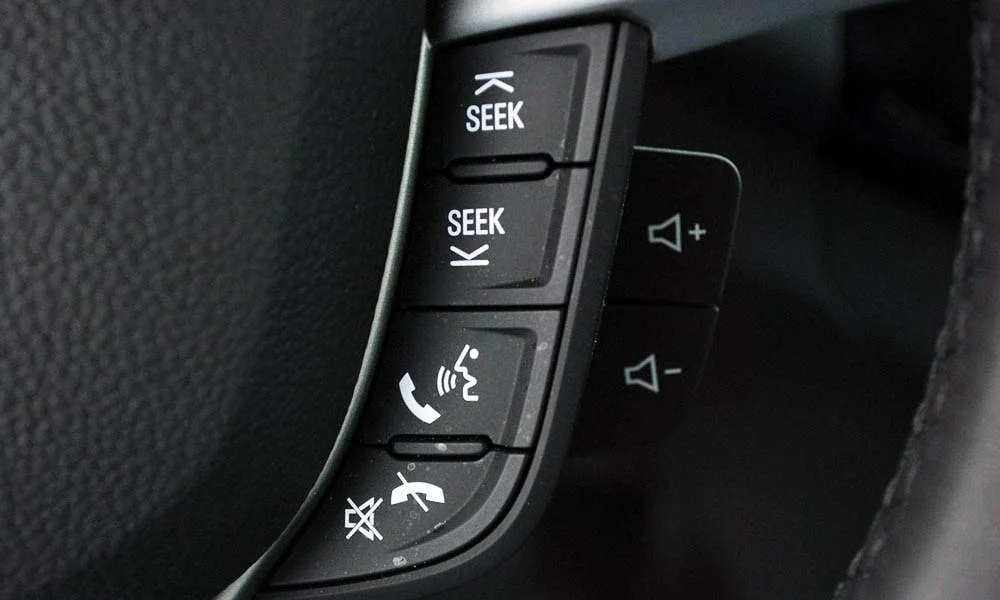Фото Chevrolet Spark — руль, фото 2. Обшивка обода и компоновка спиц крупным планом. Правильная посадка: руки на «9 и 3», приборы читаются поверх обода Chevrolet Spark — руль, фото 2