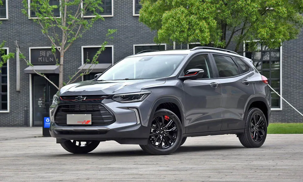 Chevrolet Tracker (2024) — вид спереди, фото 2