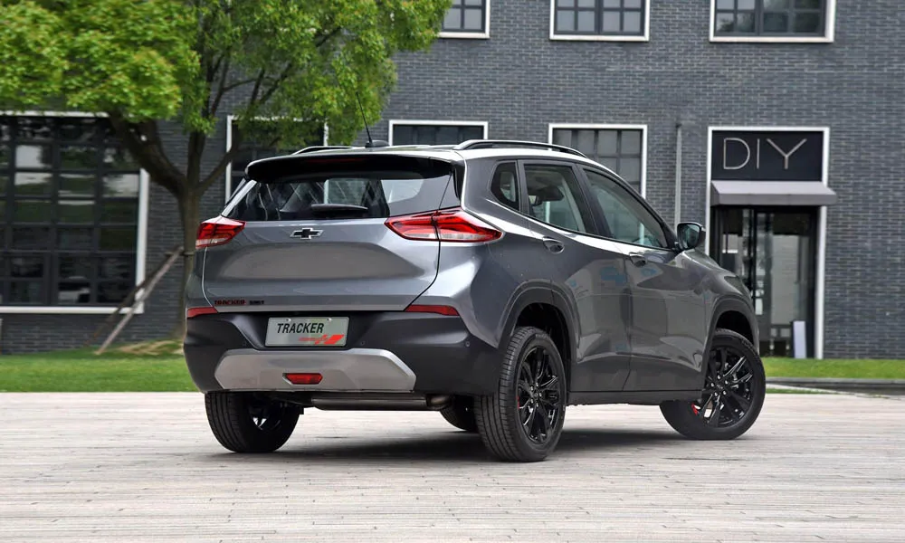 Chevrolet Tracker (2024) — вид сзади, фото 2