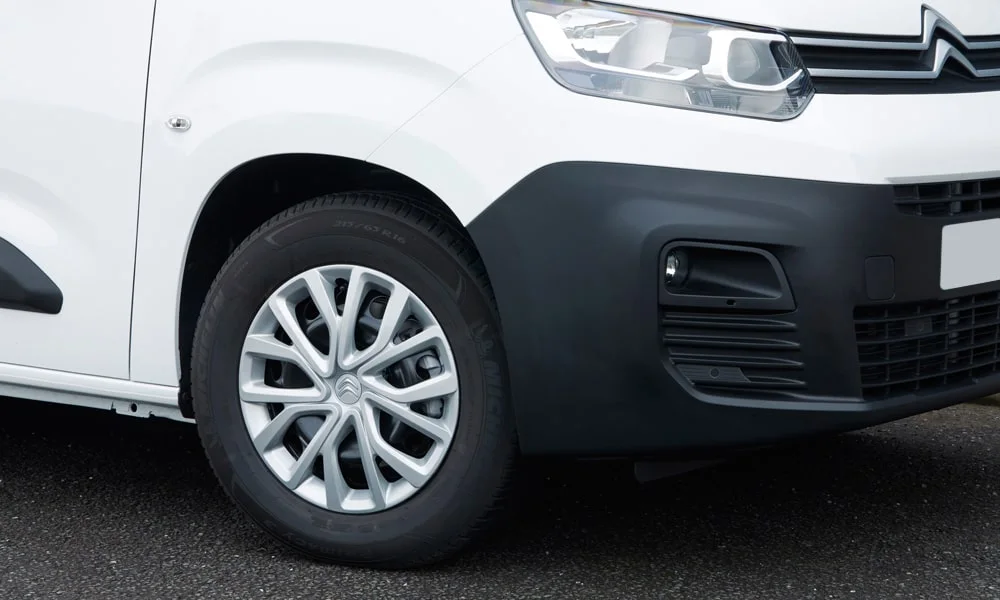 Фото Citroen Berlingo (2024) — экстерьер. Фрагмент кузова: фактура и исполнение детали. Культура сборки читается по стыкам и зазорам панелей Citroen Berlingo (2024) — экстерьер