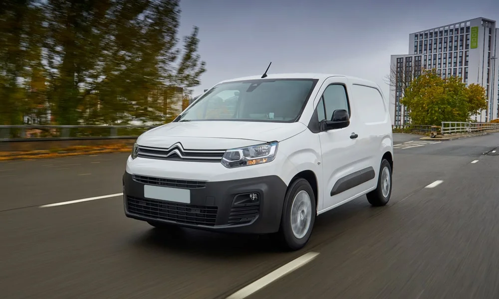 Фото Citroen Berlingo (2024) — вид спереди, фото 3. Оптика, решётка и бампер — первое впечатление о модели. Дневные ходовые огни включаются автоматически с запуском Citroen Berlingo (2024) — вид спереди, фото 3