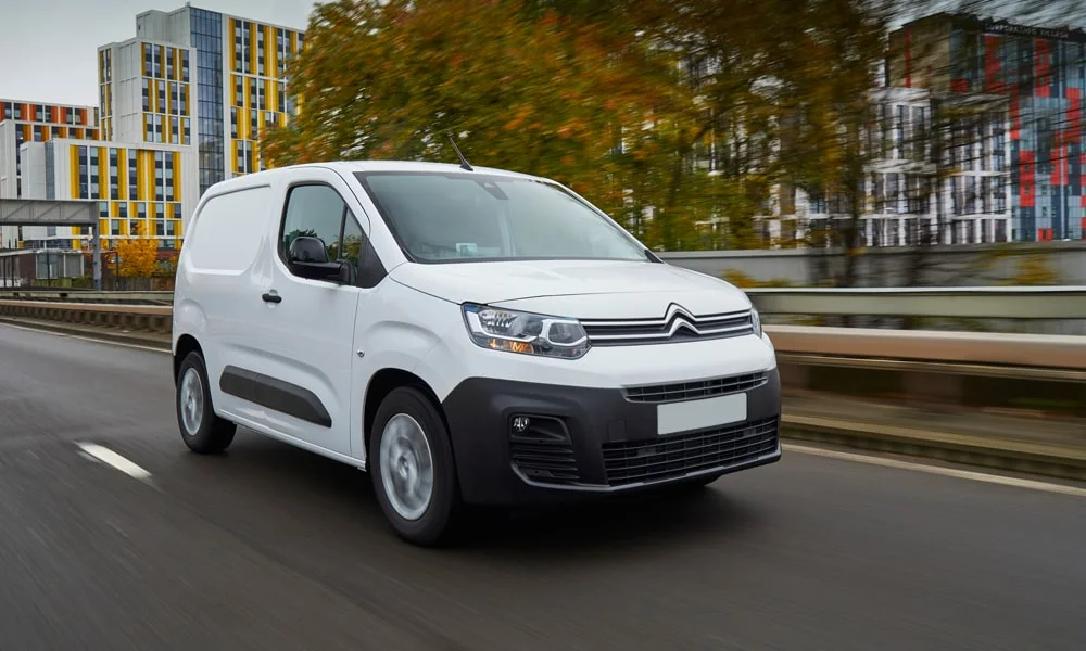 Фото Citroen Berlingo (2024) — вид спереди, фото 4. Передок в белом исполнении — крупная светотехника и выразительный бампер Citroen Berlingo (2024) — вид спереди, фото 4