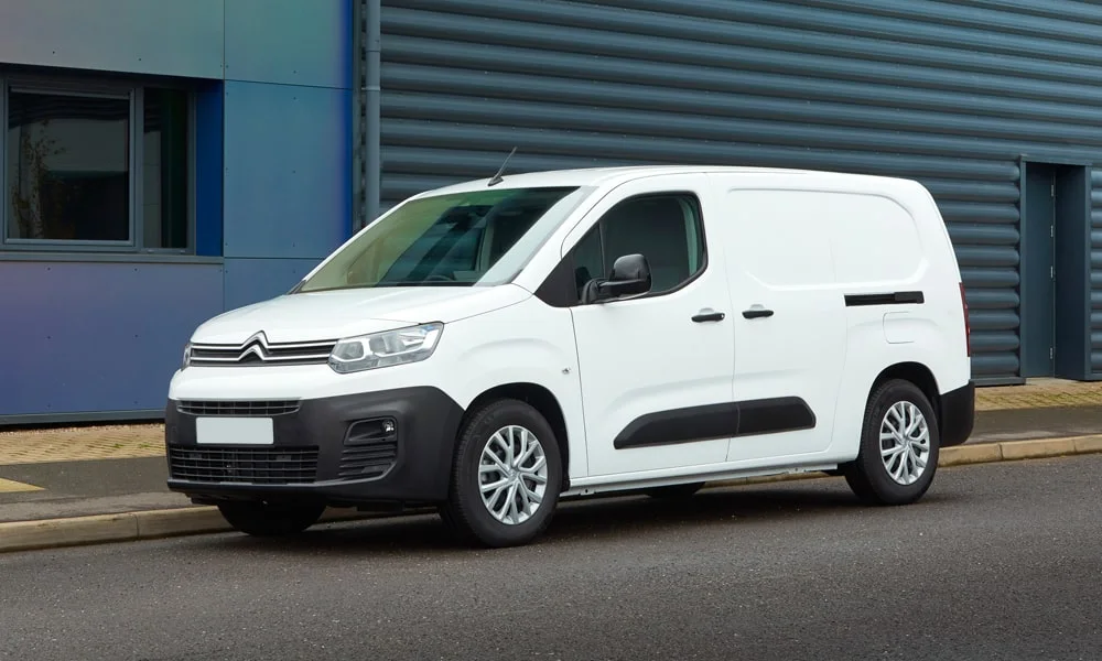 Фото Citroen Berlingo (2024) — вид спереди, фото 5. Анфас: пропорции капота, посадка кузова и графика ходовых огней Citroen Berlingo (2024) — вид спереди, фото 5