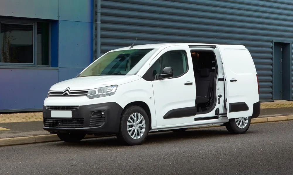 Фото Citroen Berlingo (2024) — вид спереди, фото 6. Белый кузов, строгая симметрия оптики — базовый ракурс знакомства с дизайном. Рисунок ходовых огней — подпись модели, по нему её узнают в потоке Citroen Berlingo (2024) — вид спереди, фото 6