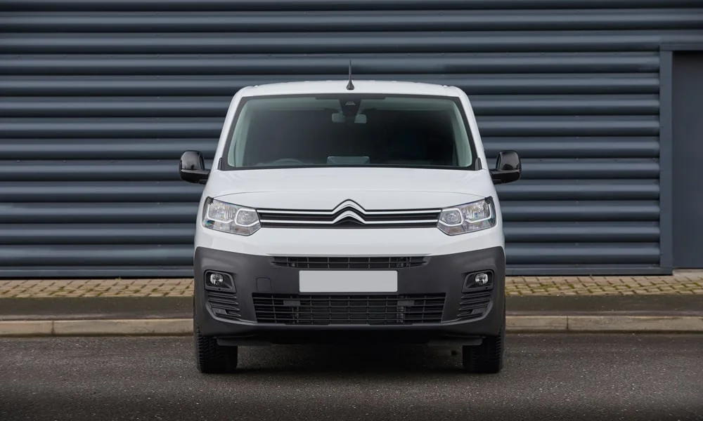 Фото Citroen Berlingo (2024) — вид спереди, фото 7. Оптика, решётка и бампер — первое впечатление о модели. Дневные ходовые огни включаются автоматически с запуском Citroen Berlingo (2024) — вид спереди, фото 7