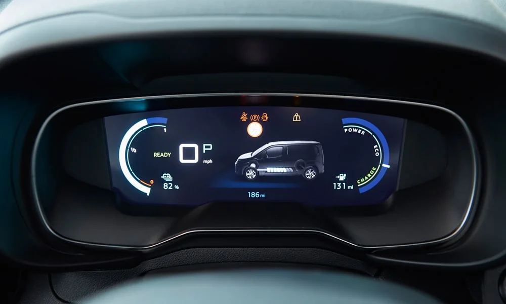 Фото Citroen Berlingo (2024) — приборная панель. Экран приборов за рулём — вся ходовая информация перед глазами Citroen Berlingo (2024) — приборная панель
