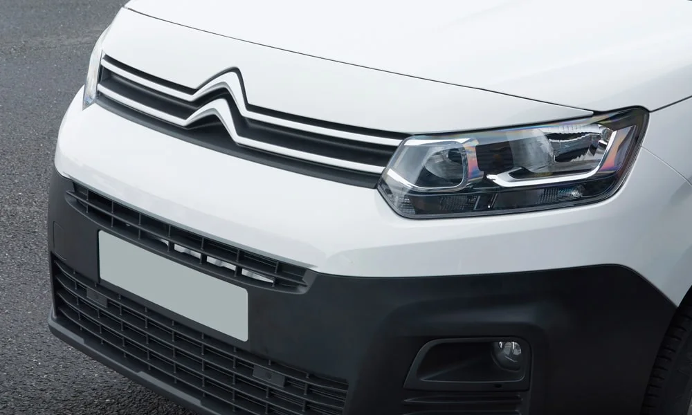 Фото Citroen Berlingo (2024) — решётка радиатора. Фирменный рисунок облицовки — визитная карточка марки. Активные жалюзи за решёткой закрываются на трассе ради аэродинамики — есть у ряда моделей Citroen Berlingo (2024) — решётка радиатора