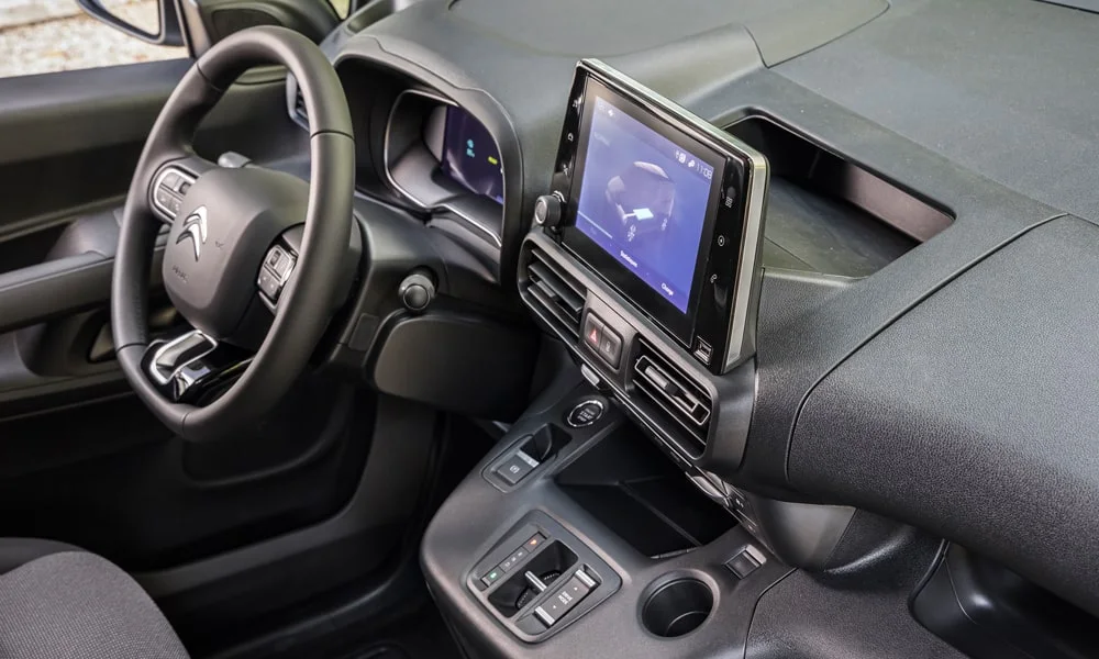Фото Citroen Berlingo (2024) — интерьер. Общий план салона: архитектура панели, консоль и кресла. Уровень отделки читается по стыкам панелей и мягким поверхностям в зонах касания Citroen Berlingo (2024) — интерьер