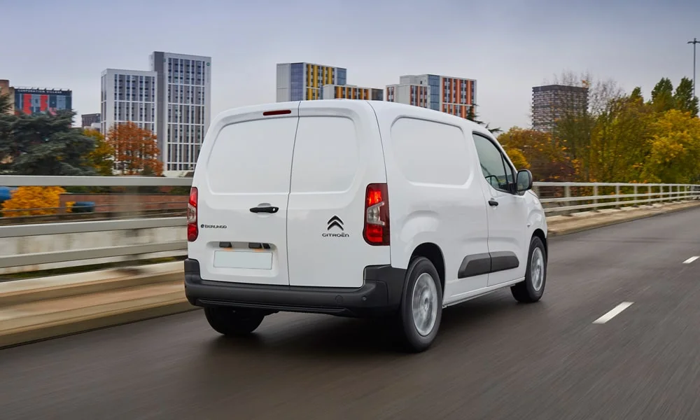 Фото Citroen Berlingo (2024) — вид сзади, фото 2. Линия крыши, стойки и задняя дверь в белом исполнении Citroen Berlingo (2024) — вид сзади, фото 2