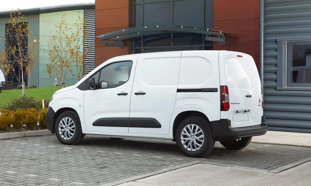 Фото Citroen Berlingo (2024) — вид сзади, фото 3. Корма в белом цвете: графика фонарей и пластика пятой двери. Насадки выхлопа или их имитация внизу бампера различают версии Citroen Berlingo (2024) — вид сзади, фото 3