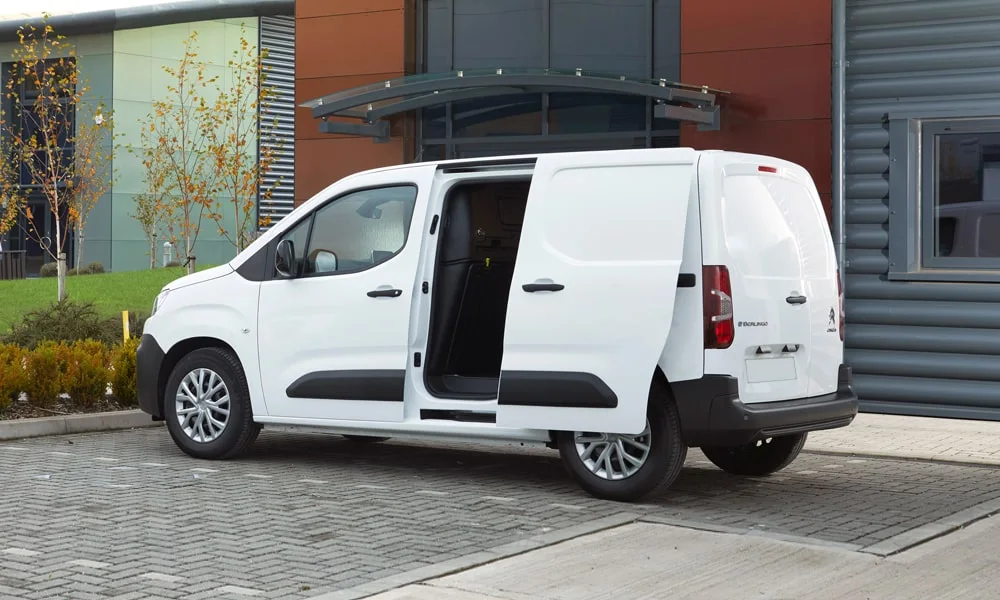 Фото Citroen Berlingo (2024) — вид сзади, фото 4. Белый кузов сзади — фонари и бампер определяют ночной образ модели. Насадки выхлопа или их имитация внизу бампера различают версии Citroen Berlingo (2024) — вид сзади, фото 4