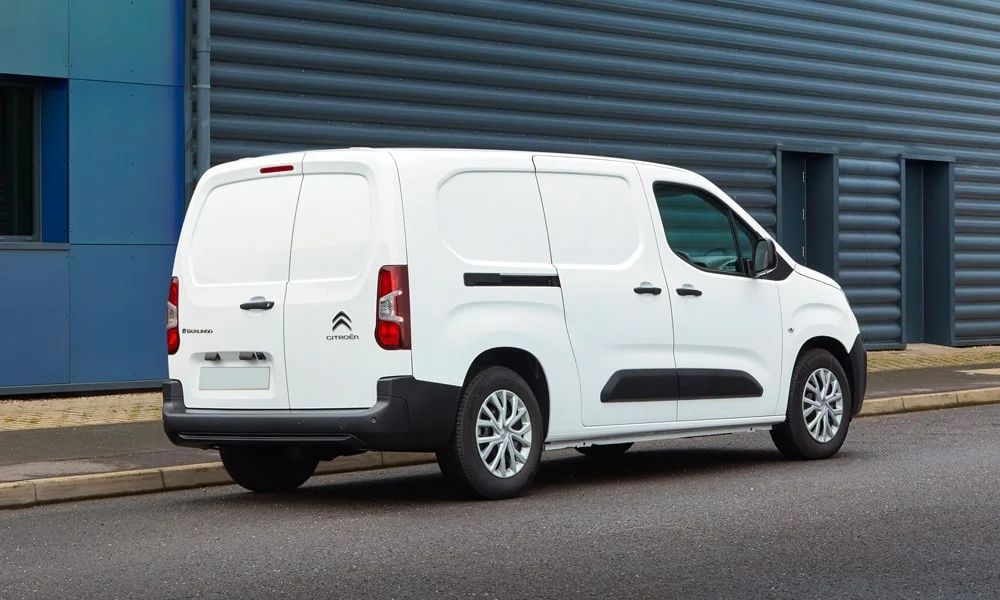 Фото Citroen Berlingo (2024) — вид сзади, фото 5. Корма в белом цвете: графика фонарей и пластика пятой двери Citroen Berlingo (2024) — вид сзади, фото 5